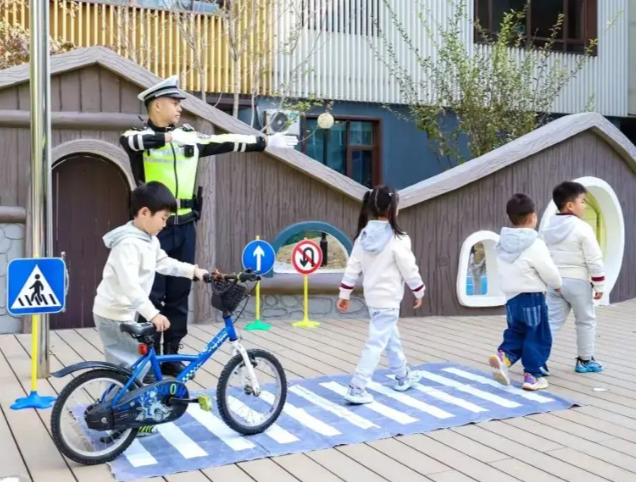 系好安全带使用安全座椅为了孩子的搭车安全请家长开车接送上下学时